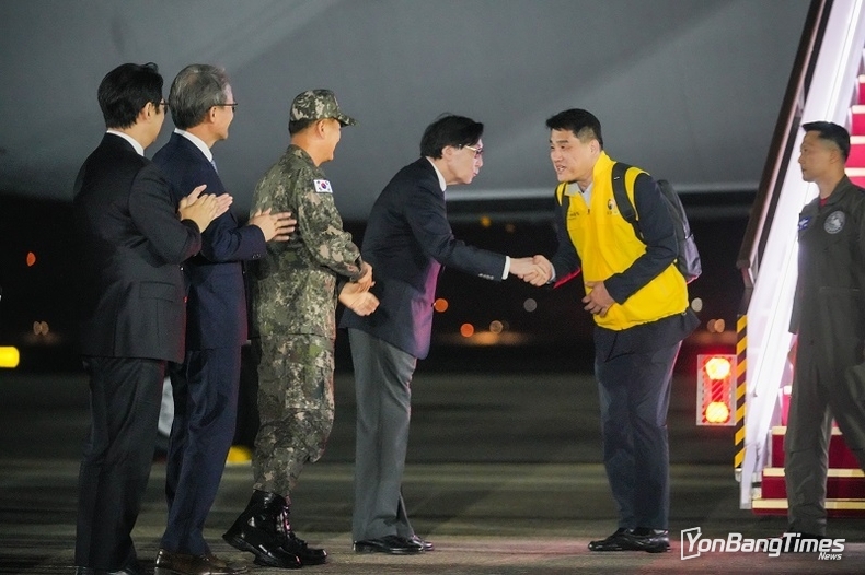 우리 군수송기, 이스라엘 체류 한국인 163명 등 220명 태우고 무사히 귀국