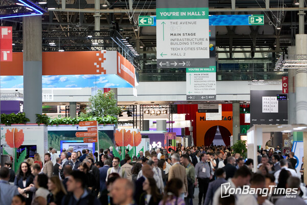 Attendees walk through the halls of Smart City Expo 2025