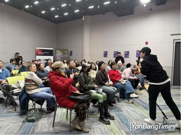 SmallRig experts demonstrate the use of the Family Filmmaking Kit during the workshop