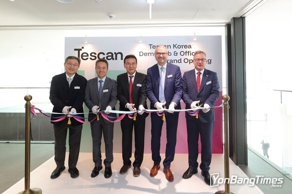 왼쪽부터: 한국현미경학회 회장 여종석, Tescan 아시아태평양 총괄 사장 Sean Lee, Tescan Korea General Manager 김재환, Tescan CFO Pavel Sustek, 주한 체코대사 Ivan Jančárek.